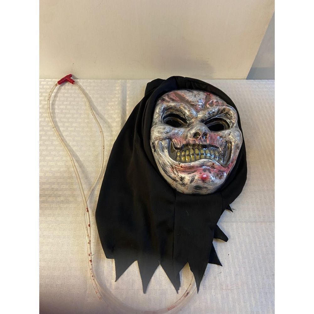 Halloween‎ scream mask needs fake bloodadult size